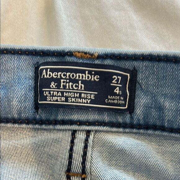 Abercrombie & Fitch Women's Ultra High-Rise Super Skinny Light Wash Jeans Size 2 - Picture 2 of 10
